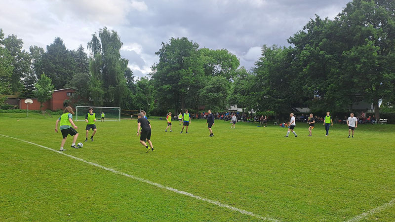 Fußballspiel "Alt gegen Jung"
