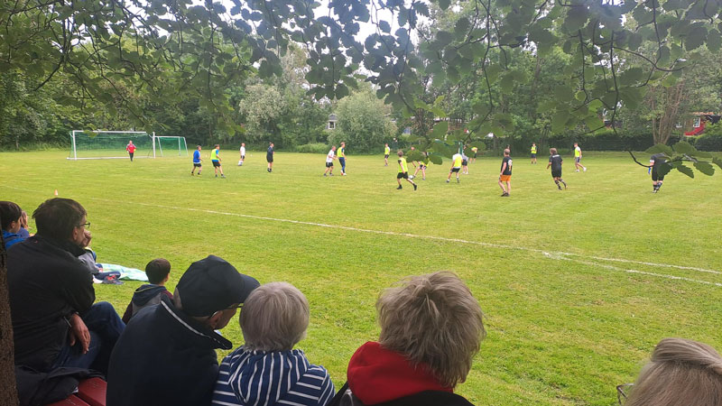 Fußballspiel "Alt gegen Jung"