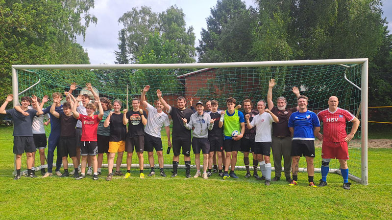 Fußballspiel "Alt gegen Jung" 